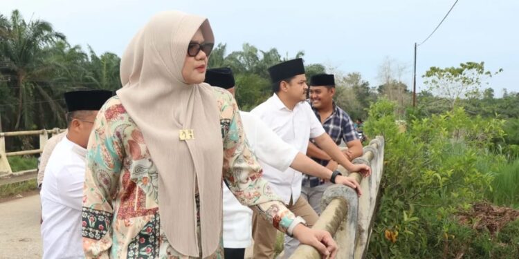 Bupati Tanjung Jabung Timur (Tanjabtim), Dillah Hikmah Sari, bersama Wakil Bupati Muslimin Tanja melakukan monitoring dan evaluasi pembangunan di dua kecamatan