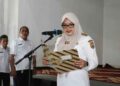 Bupati Tanjung Jabung Timur (Tanjabtim), Dillah Hikmah Sari menyerahkan Surat Keputusan (SK) pengangkatan, sekaligus memimpin pengambilan sumpah 67 Pegawai Negeri Sipil (PNS) baru di lingkungan Pemkab Tanjabtim.