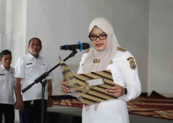 Bupati Tanjung Jabung Timur (Tanjabtim), Dillah Hikmah Sari menyerahkan Surat Keputusan (SK) pengangkatan, sekaligus memimpin pengambilan sumpah 67 Pegawai Negeri Sipil (PNS) baru di lingkungan Pemkab Tanjabtim.