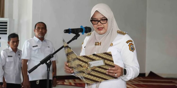 Bupati Tanjung Jabung Timur (Tanjabtim), Dillah Hikmah Sari menyerahkan Surat Keputusan (SK) pengangkatan, sekaligus memimpin pengambilan sumpah 67 Pegawai Negeri Sipil (PNS) baru di lingkungan Pemkab Tanjabtim.