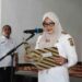 Bupati Tanjung Jabung Timur (Tanjabtim), Dillah Hikmah Sari menyerahkan Surat Keputusan (SK) pengangkatan, sekaligus memimpin pengambilan sumpah 67 Pegawai Negeri Sipil (PNS) baru di lingkungan Pemkab Tanjabtim.