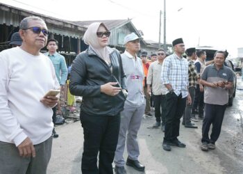 Bupati Tanjung Jabung Timur (Tanjabtim), Dillah Hikmah Sari, meninjau lokasi kebakaran yang terjadi di Pasar Blok D RT 06 RW 01, Kelurahan Pandan Jaya, Kecamatan Geragai, Tanjung Jabung Timur