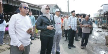 Bupati Tanjung Jabung Timur (Tanjabtim), Dillah Hikmah Sari, meninjau lokasi kebakaran yang terjadi di Pasar Blok D RT 06 RW 01, Kelurahan Pandan Jaya, Kecamatan Geragai, Tanjung Jabung Timur