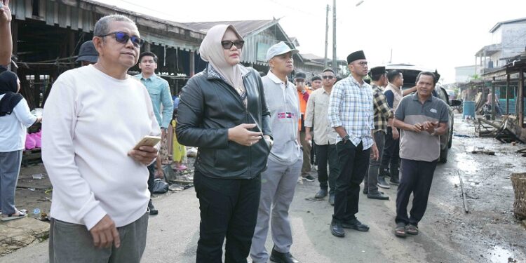 Bupati Tanjung Jabung Timur (Tanjabtim), Dillah Hikmah Sari, meninjau lokasi kebakaran yang terjadi di Pasar Blok D RT 06 RW 01, Kelurahan Pandan Jaya, Kecamatan Geragai, Tanjung Jabung Timur