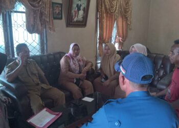 Akses Jalan Raya Di Selimuti Asap   Kasi Trantib Bersama Bhabinkamtibmas Himbau Pengusaha Arang Kedepankan Keselamatan Masyarakat.