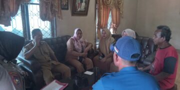 Akses Jalan Raya Di Selimuti Asap   Kasi Trantib Bersama Bhabinkamtibmas Himbau Pengusaha Arang Kedepankan Keselamatan Masyarakat.