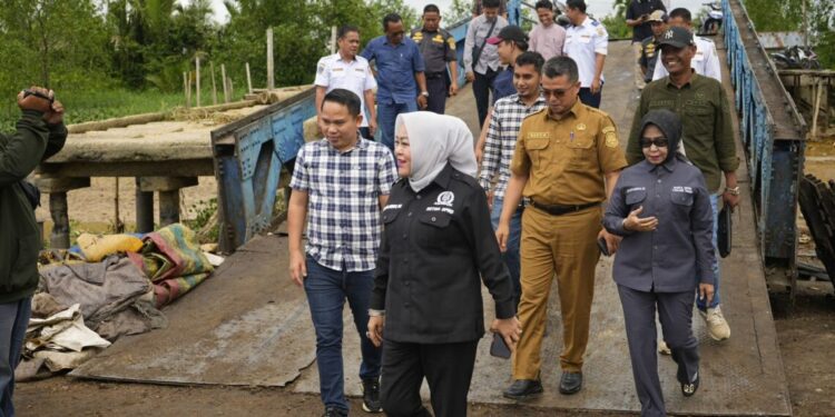 Komisi 1 Dan Anggota Banggar DPRD Tanjabtimur Tinjau Jembatan Muara Sabak Pasca Insiden Tabrakan Kapal