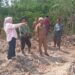 Hasnibah Wakil Ketua DPRD Tanjabtim di Dampingi Lurah Dan RT Tinjau Proyek Tanggul Penahan Banjir