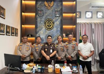 Peringati Hari Jadi Kejaksaan Republik Indonesia Ke 81 Kapolsek Rantau Rasau, Berbak, Sadu Dan Nipah Panjang melakukan silaturahmi ke Kacabjari (Kepala Cabang Kejaksaan Negeri) Kecamatan Nipah Panjang.